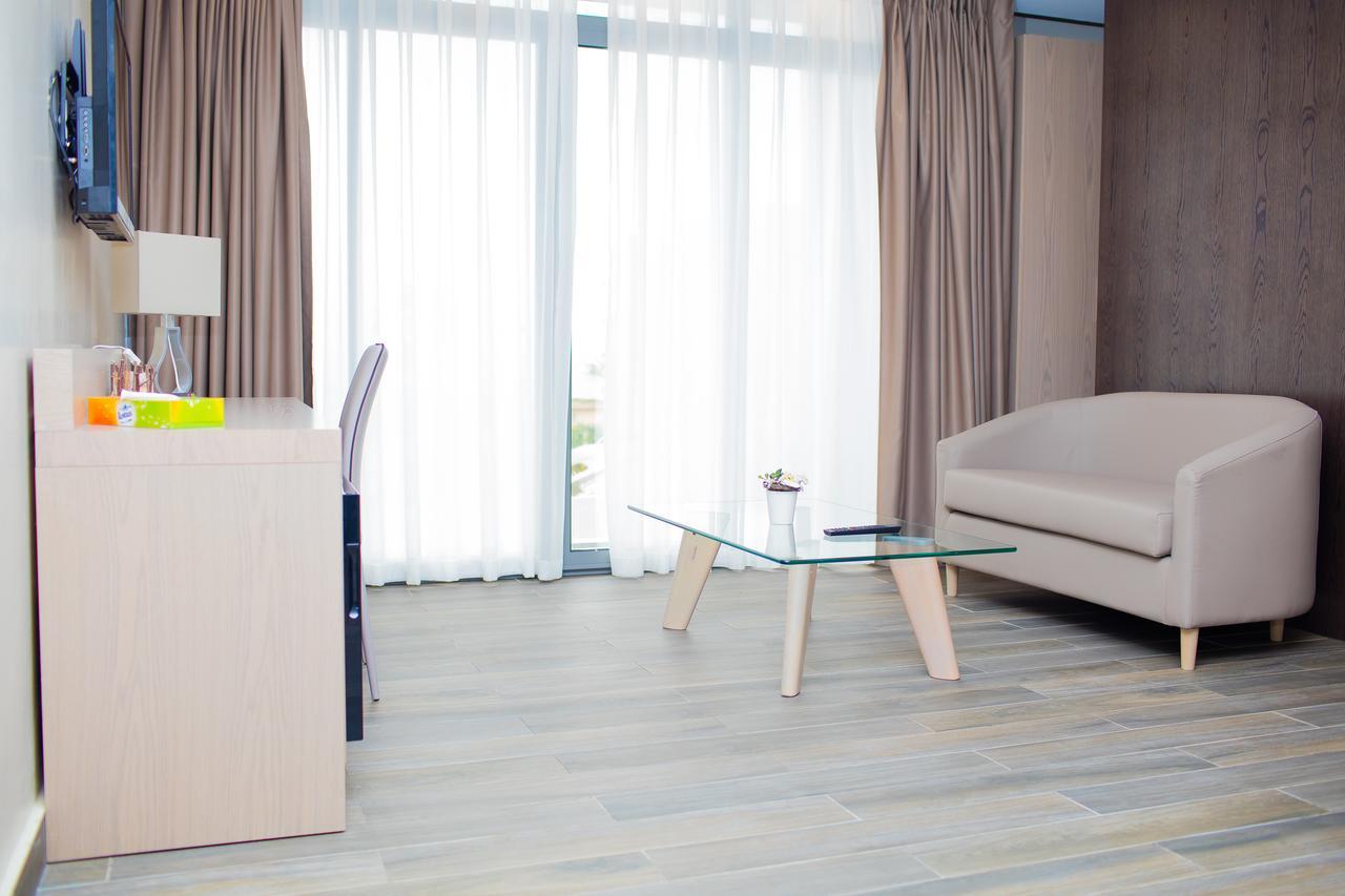 Fly Hotel リーブルヴィル エクステリア 写真